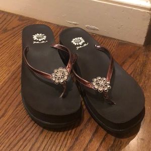 Low platform sandals